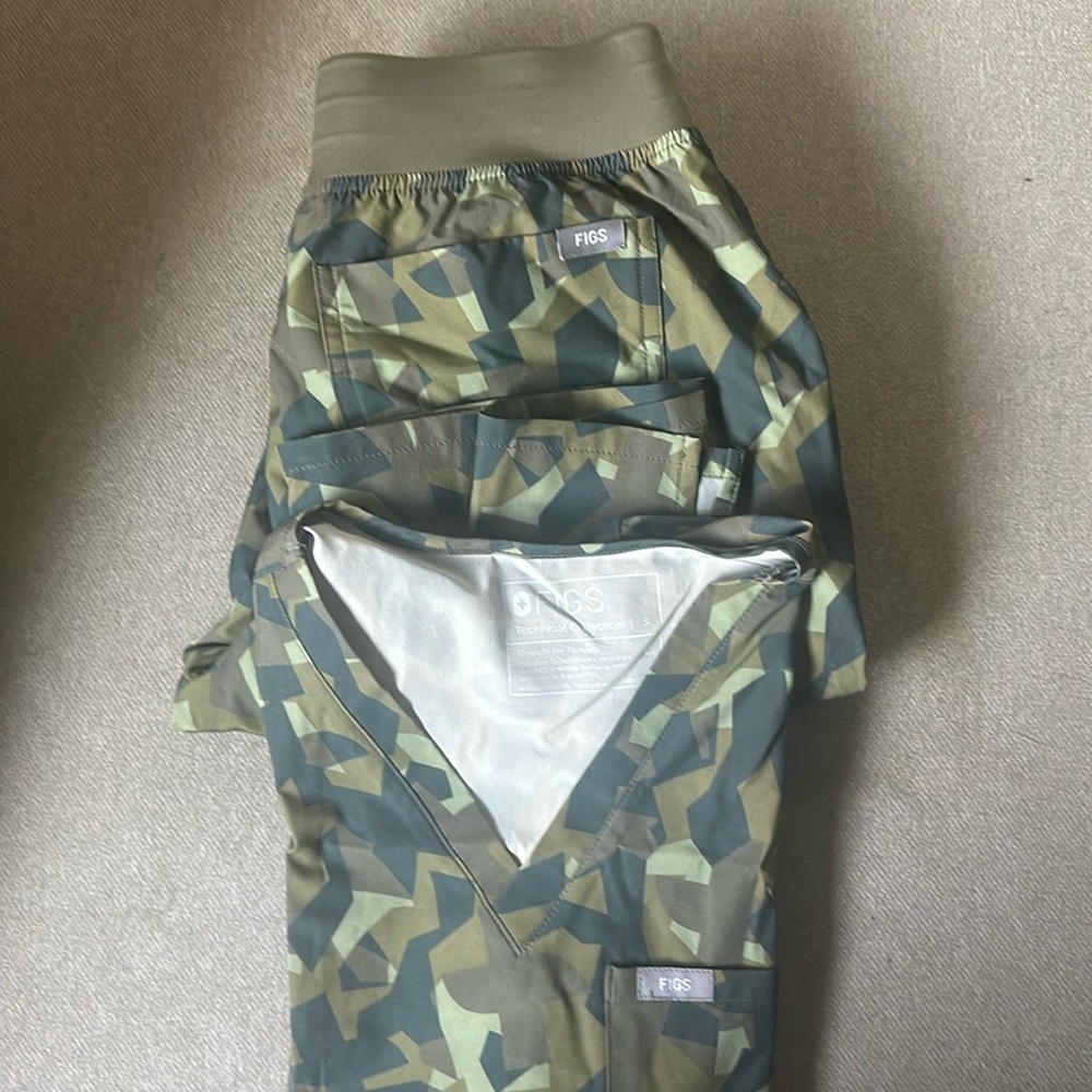 Figs small top, petite small joggers.